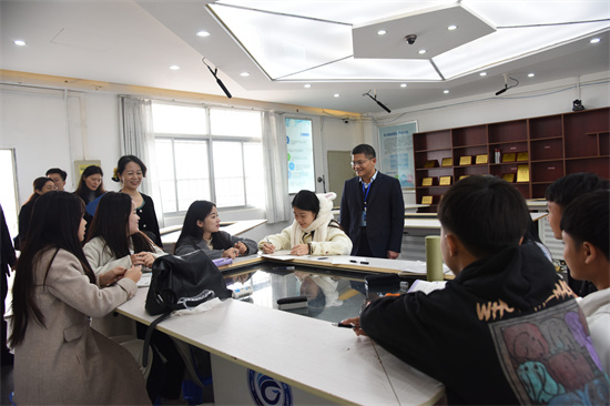 1710474803770539.jpg 13.到留学生教室检查课堂教学情况.jpg