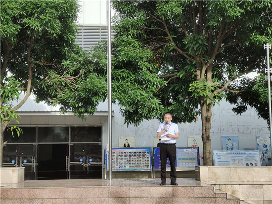 李副校长做国旗安全教育讲话_副本.jpg
