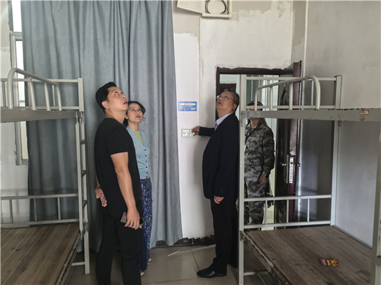 学校党委李晨辉副书记、马宇丽副校长到坛洛校区进行安全检查_副本.jpg