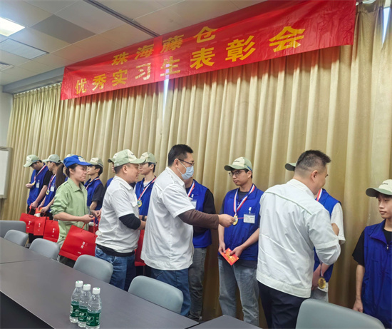 9-实习单位对表现优异实习学生进行表彰.jpg