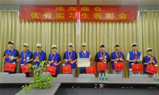 10-实习单位对表现优异实习学生进行表彰.jpg