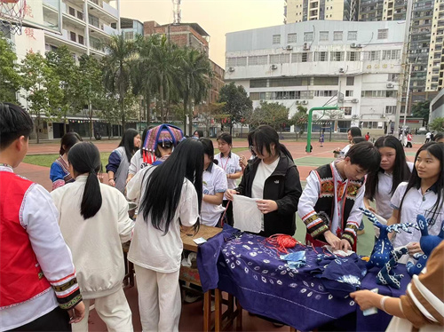 校园非遗扎染体验活动现场1.jpg