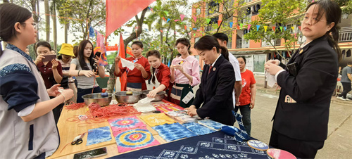 “那龙民族中学三月三美食节，传承非遗技艺活动”活动现场2.jpg