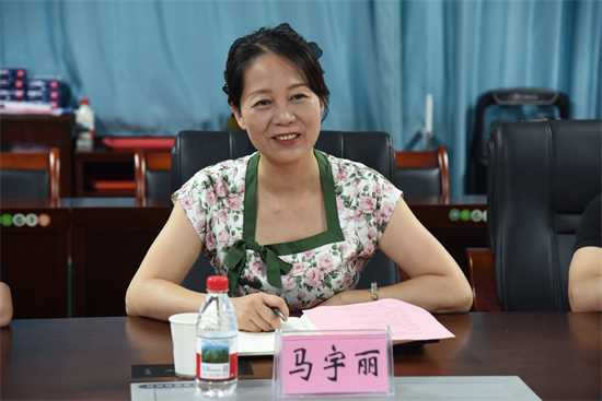 3.广西纺织工业学校副校长+马宇丽讲话.jpg