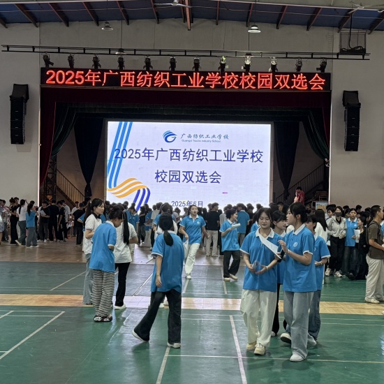 1.校园双选会盛况.jpg