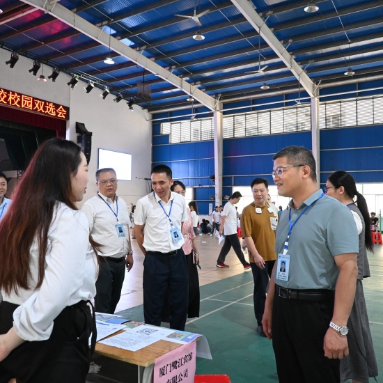 2.校领导亲临双选会现场指导工作.JPG