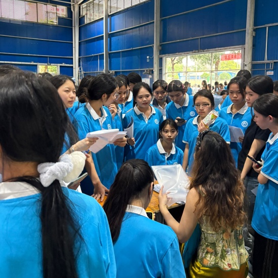 4.学生积极与企业交流.jpg
