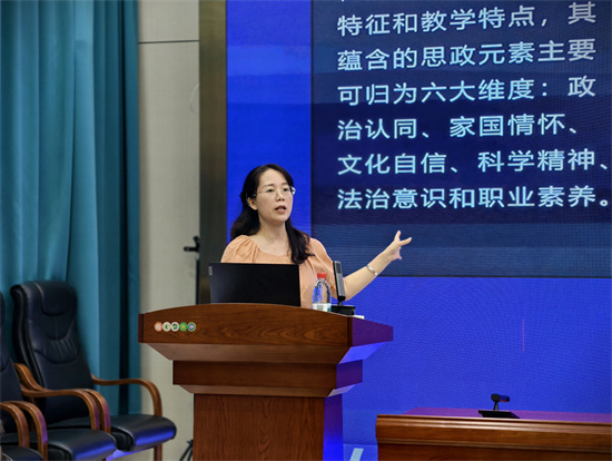 图3+广西优秀教师+正高级讲师+马宇丽副校长作专题培训.jpg
