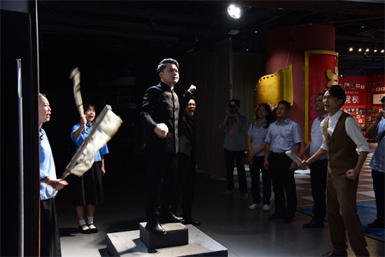 7.沉浸式党课《红》——聆听情景话剧《五四先锋》.jpg
