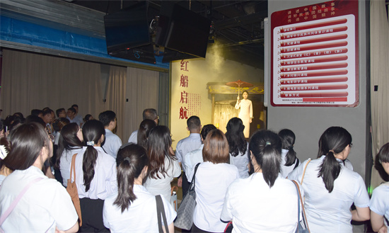 8.沉浸式党课《红》——聆听电影原声表演《红船之上》1.jpg