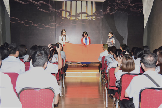 10.沉浸式党课《红》——聆听电影小剧场《江姐》.jpg