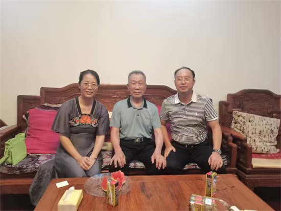 马宇丽副校长（左一）、工会（离退办）刘明文主任（右一）慰问退休退役军人、转业军人张贻伟（左二）.jpg