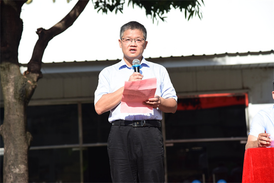 1.蒋智忠校长为开学典礼致辞.jpg