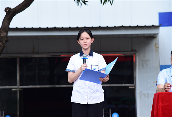 5.新生代表会计251班陈泳菲上台发言.jpg