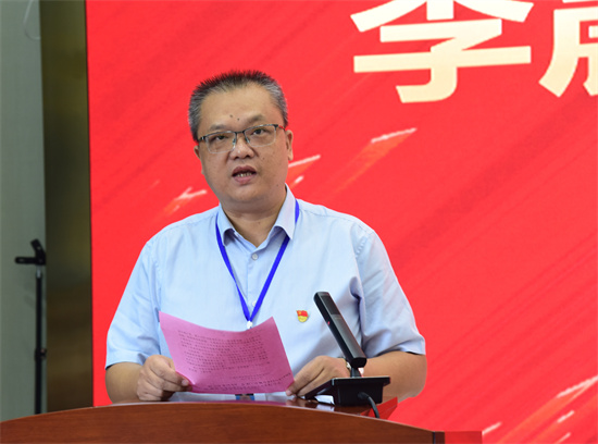 2.李晨辉党委副书记、纪委书记宣读自治区工信厅慰问信.jpg