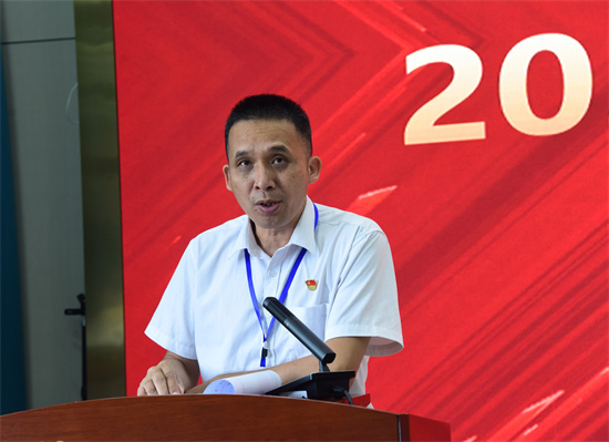 3.李昭文副校长宣读学校表彰决定文件.jpg