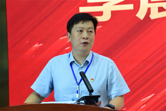 4.巴亮副校长主持本次大会.jpg