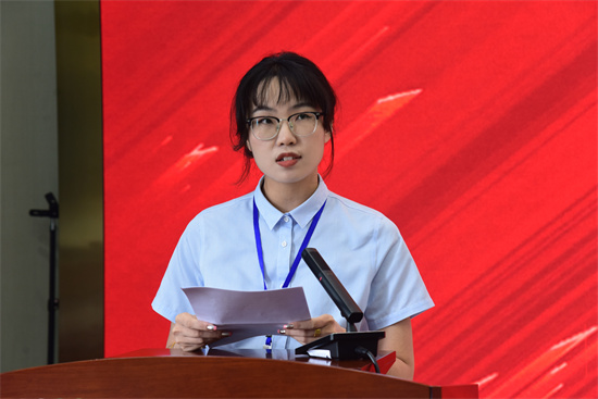 14.信息工程系黄珊老师上台发言.jpg