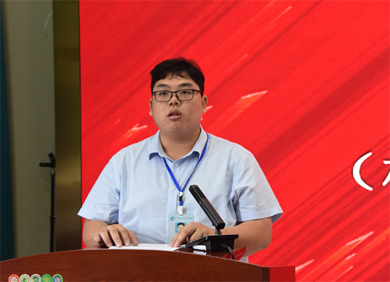 15.机电工程系马崇瀚老师上台发言.jpg