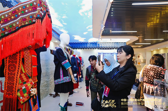 1762240100449347.jpg 参观广西纺织工业学校1.jpg