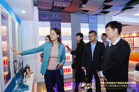 1762240117735762.jpg 参观广西纺织工业学校2.jpg