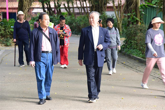 1762241773821517.jpg 2.公园内交流.jpg