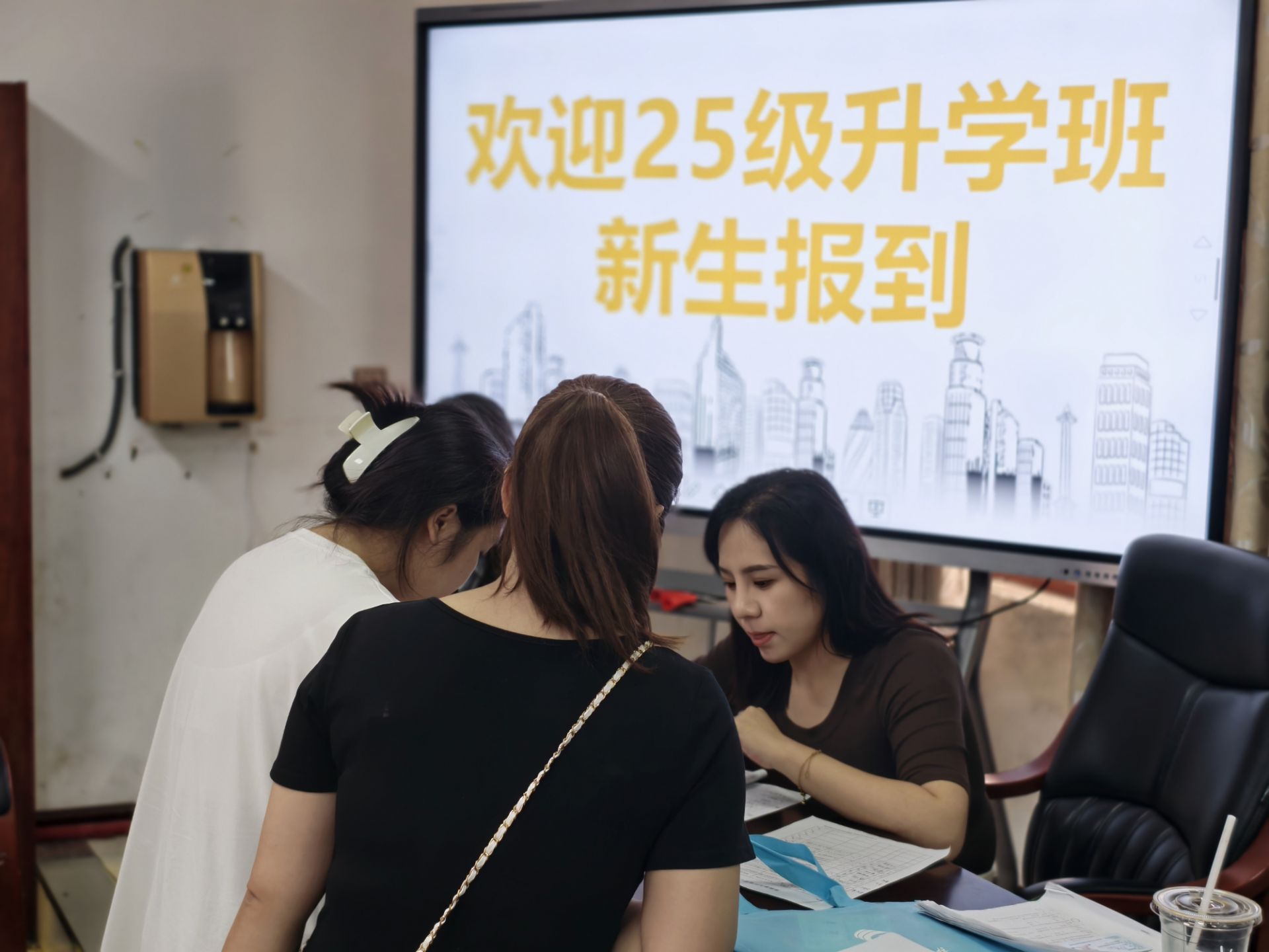 2025级升学班新生进行现场报到.jpg
