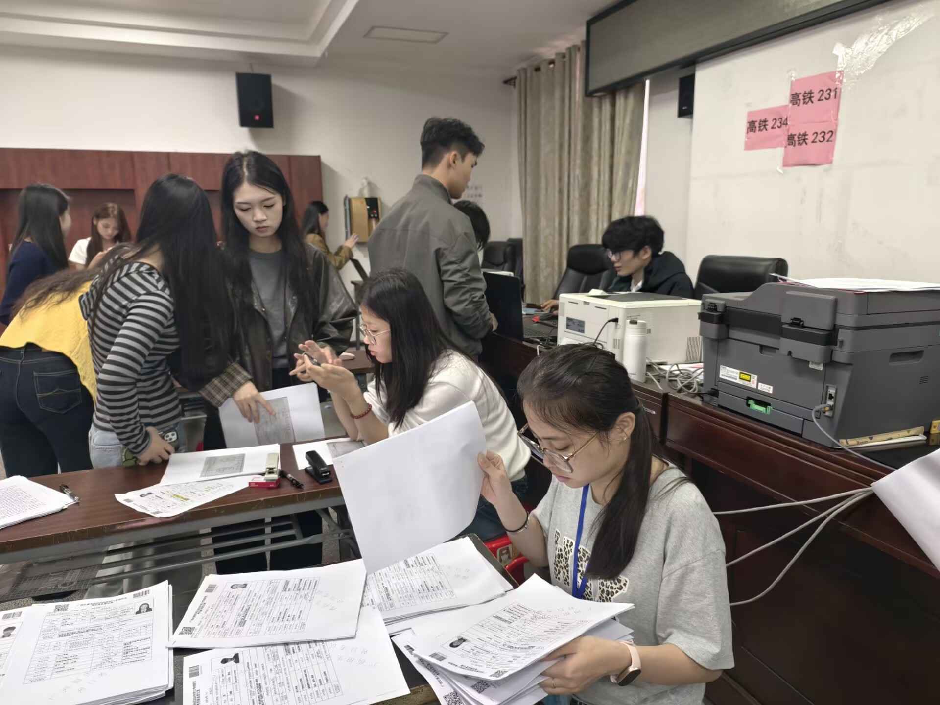 老师们为报名学生审核材料、解答疑问.jpg