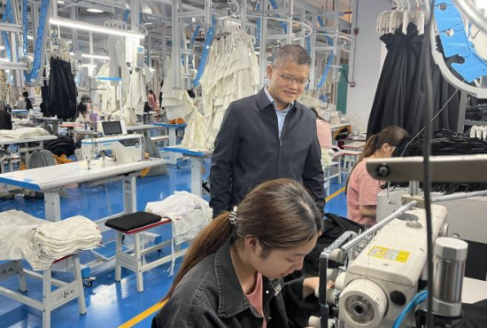 1.蒋智忠校长看望在岗学生实习情况 (1).png