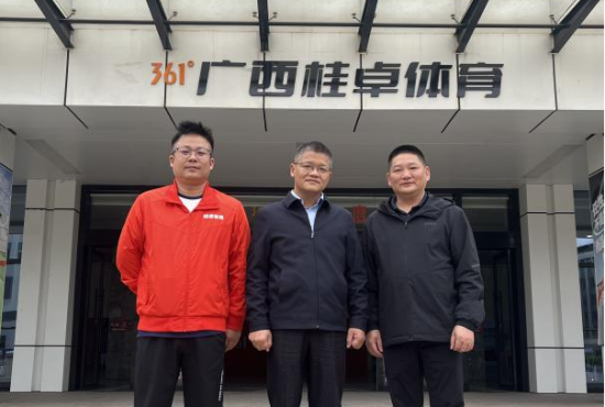 2.蒋智忠校长（左二）回访实习单位合影 (1).png