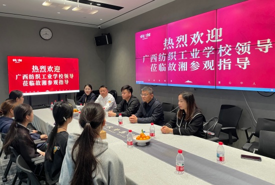 4.蒋智忠校长（右二）、招生就业办副主任黄伟（右三）和韦丽婷老师与在岗实习生座谈 (1).jpg