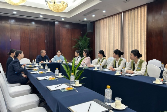 5.李晨辉副书记（左三）、招生就业办副主任牙东进（左四）与在岗实习生座谈 (1).jpg