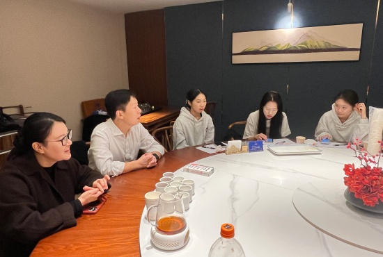 6.巴亮副校长（左二）、管理工程系副主任梁慧婷（左一）与在岗实习生座谈 (1).JPG