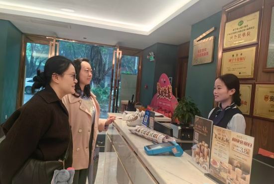 7.管理工程系副主任梁慧婷（左一）和吕想老师看望在岗学生实习情况 (1).jpg