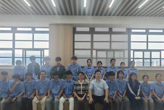 9.招就办副主任杨瑞生（右六）及李春梅老师（右七）与在岗实习生合影 (1).png