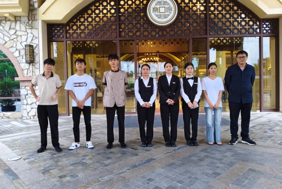 10.师生合影1 (1).jpg