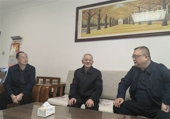 2.李晨辉副书记（右一）与退休职工缪兆奇（中）亲切交流.jpg