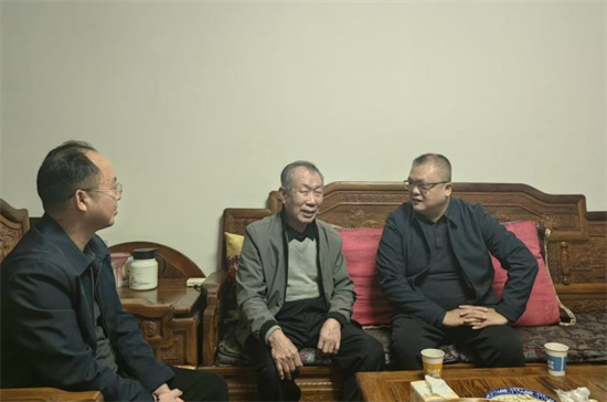 3.党委副书记、纪委书记李晨辉（右一）与退休领导、退休退役军人张贻伟（中）亲切交谈.jpg