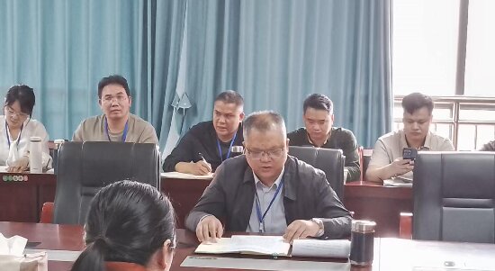 李晨辉书记主持会议.jpg