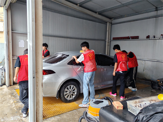 志愿者开展车身美容服务.jpg
