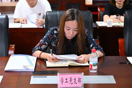 7.学工党支部书记夏婧霞现场述职.jpg