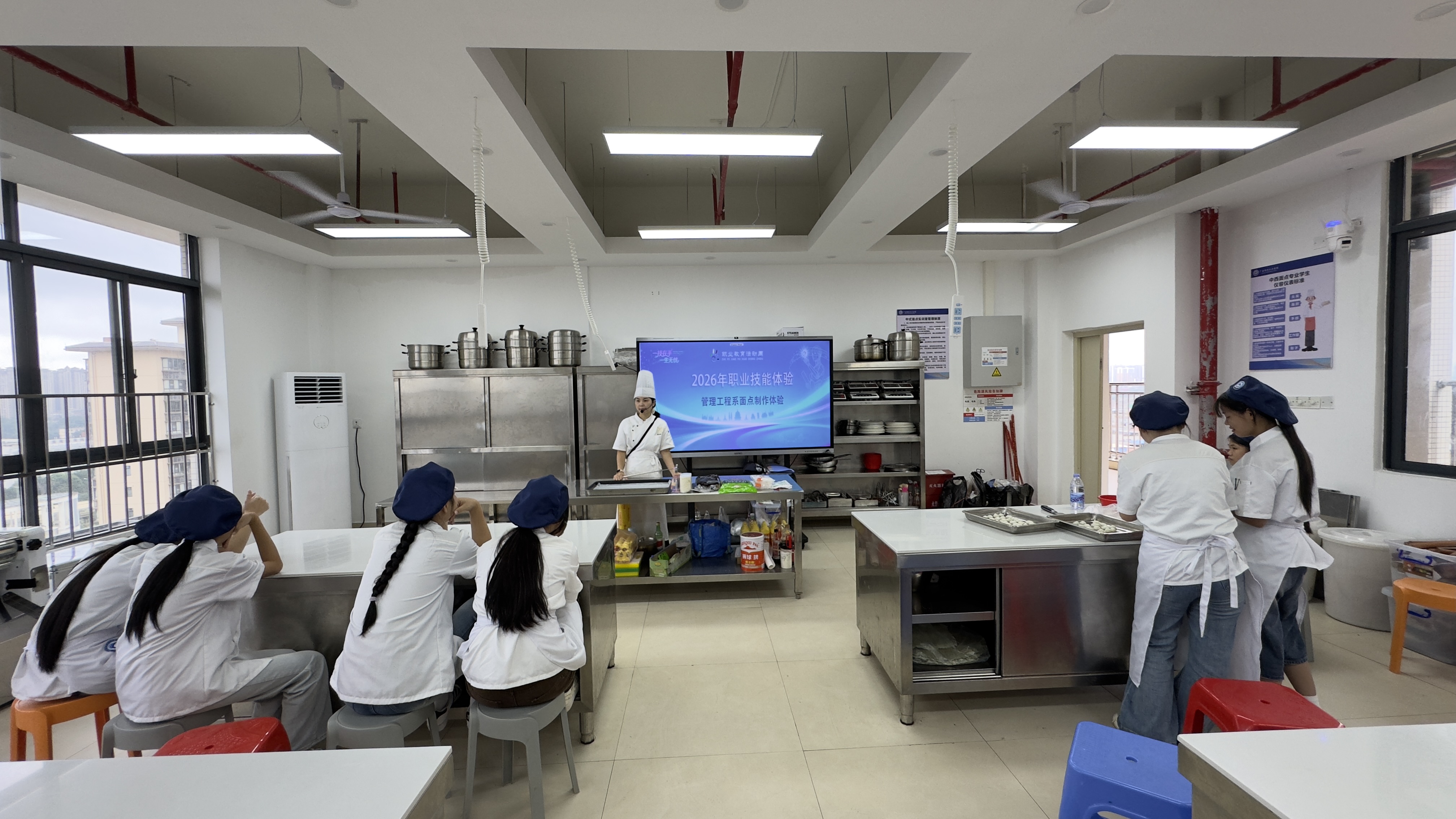 教师上课讲解及现场教学.JPG