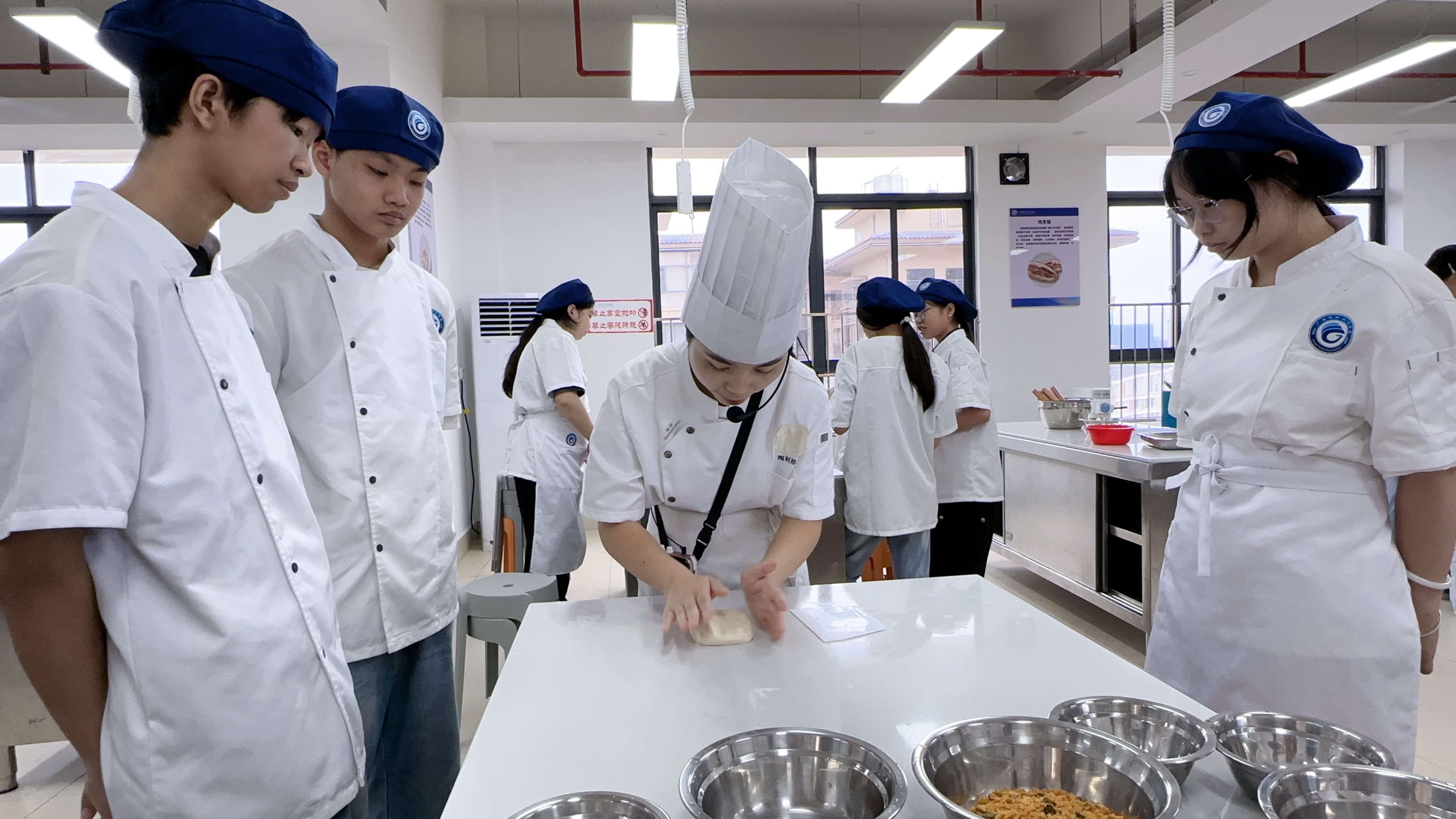 教师上课讲解及现场教学2.JPG