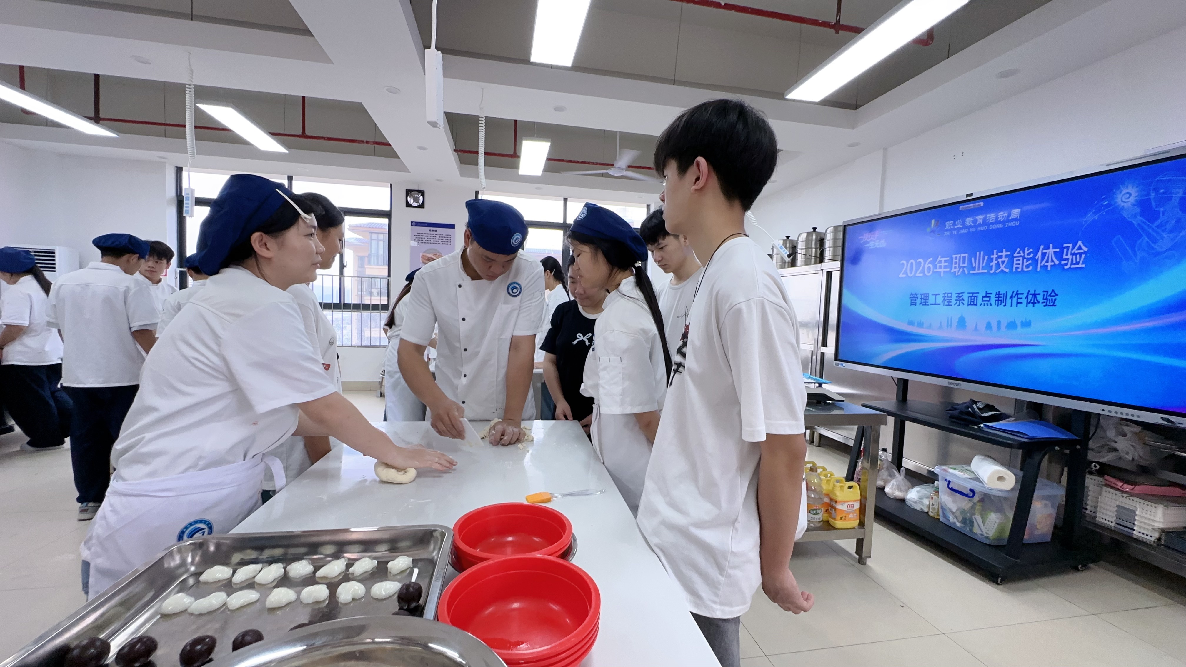 学生现场制作.JPG