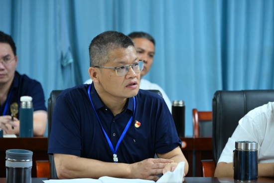 党委副书记、校长蒋智忠主持会议.JPG