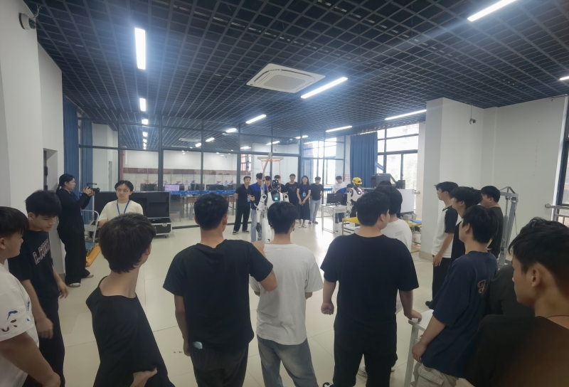 观看机器人才艺展示.jpg