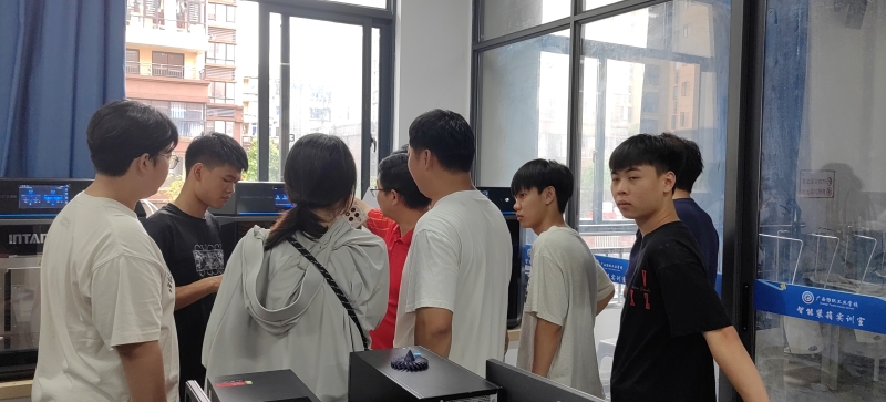 观摩3D打印机操作.jpg