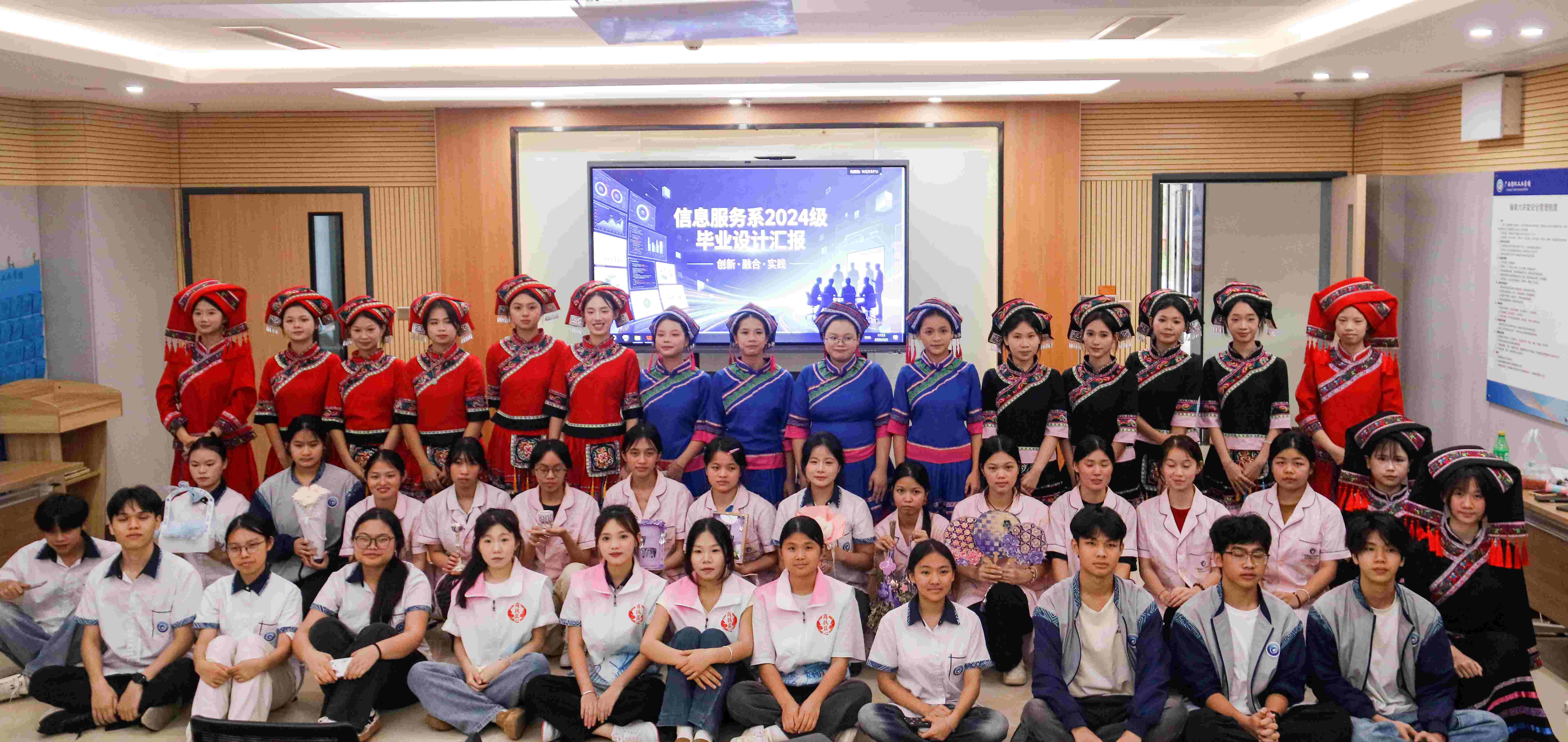 参加活动的学生合影.jpg