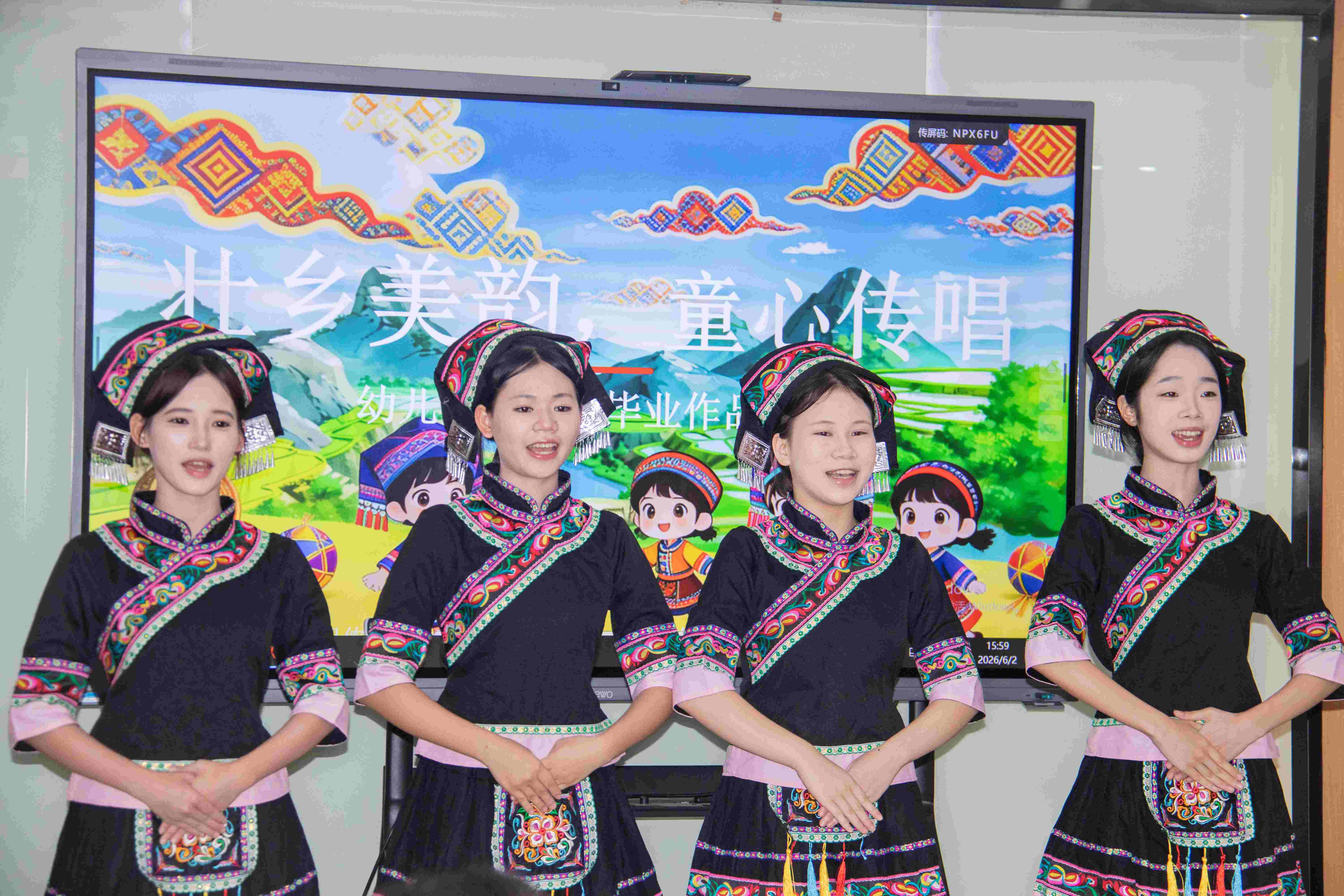 幼儿保育专业学生汇报展示.jpg