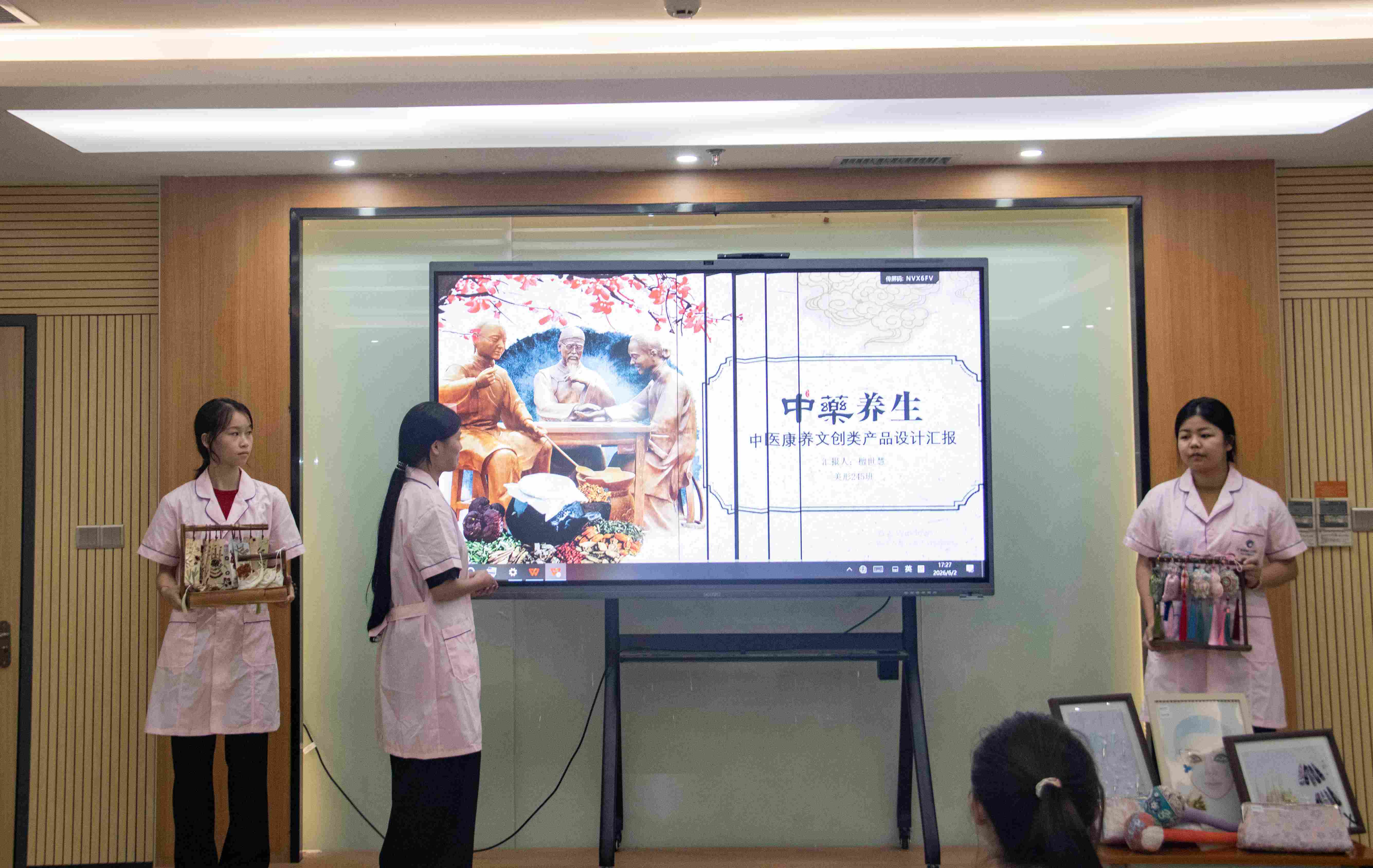 美容美体艺术专业学生汇报展示.jpg